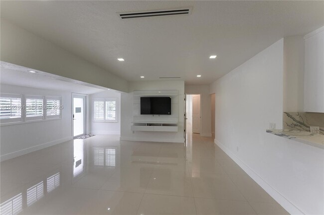 Building Photo - 230 E 56th St