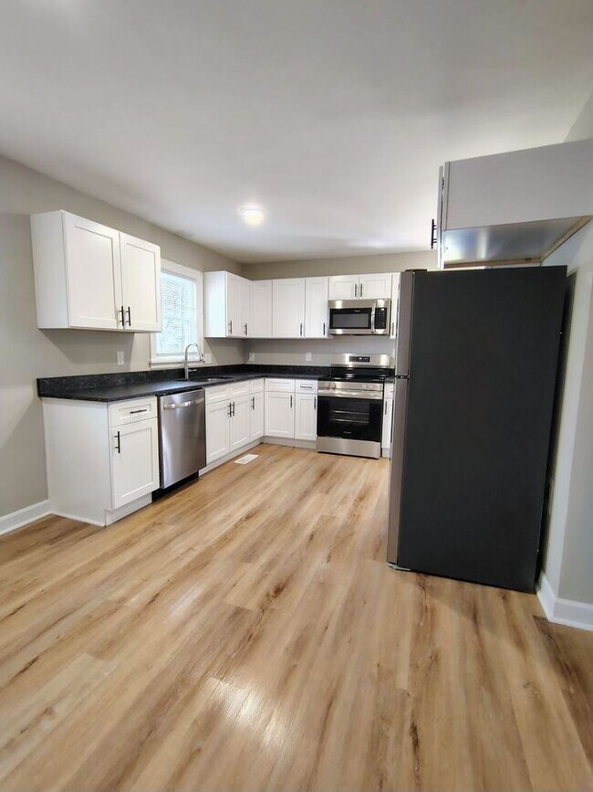 Foto del edificio - Completely Remodeled, Three Bedroom, One Bath Brick home in quiet subdivision.  Great Location