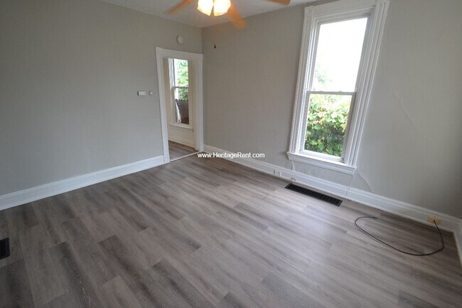 Foto del edificio - Latonia Home with off Street Parking and L...