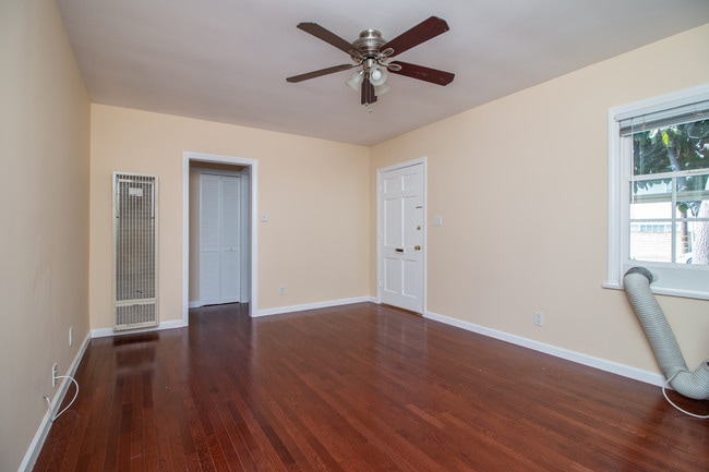 Foto del edificio - 5107 Overland Ave