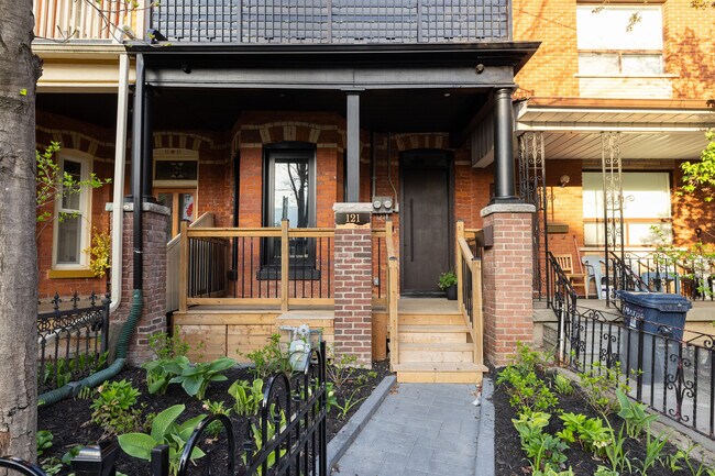Building Photo - 121 Major St