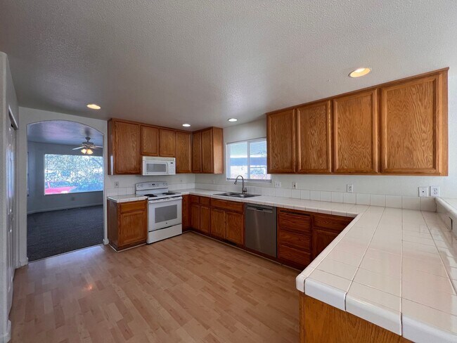 Foto del edificio - Large 4-bedroom home located in the Countr...