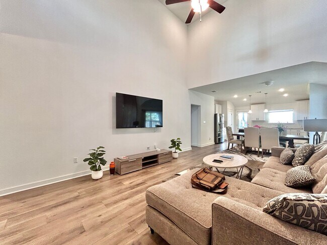 Foto del edificio - Inviting 4-Bed, 2.5-Bath Home with High Ceilings and Covered Deck