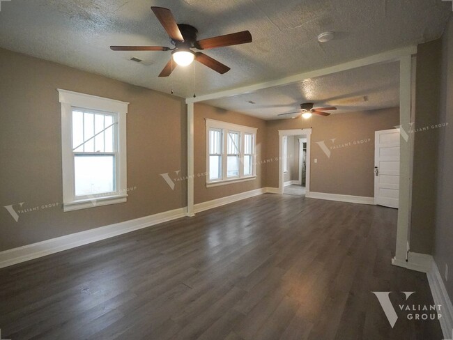 Building Photo - Two Bedroom, One Bathroom Home