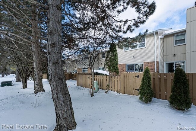 Foto del edificio - 5075 Buckingham Pl Dr