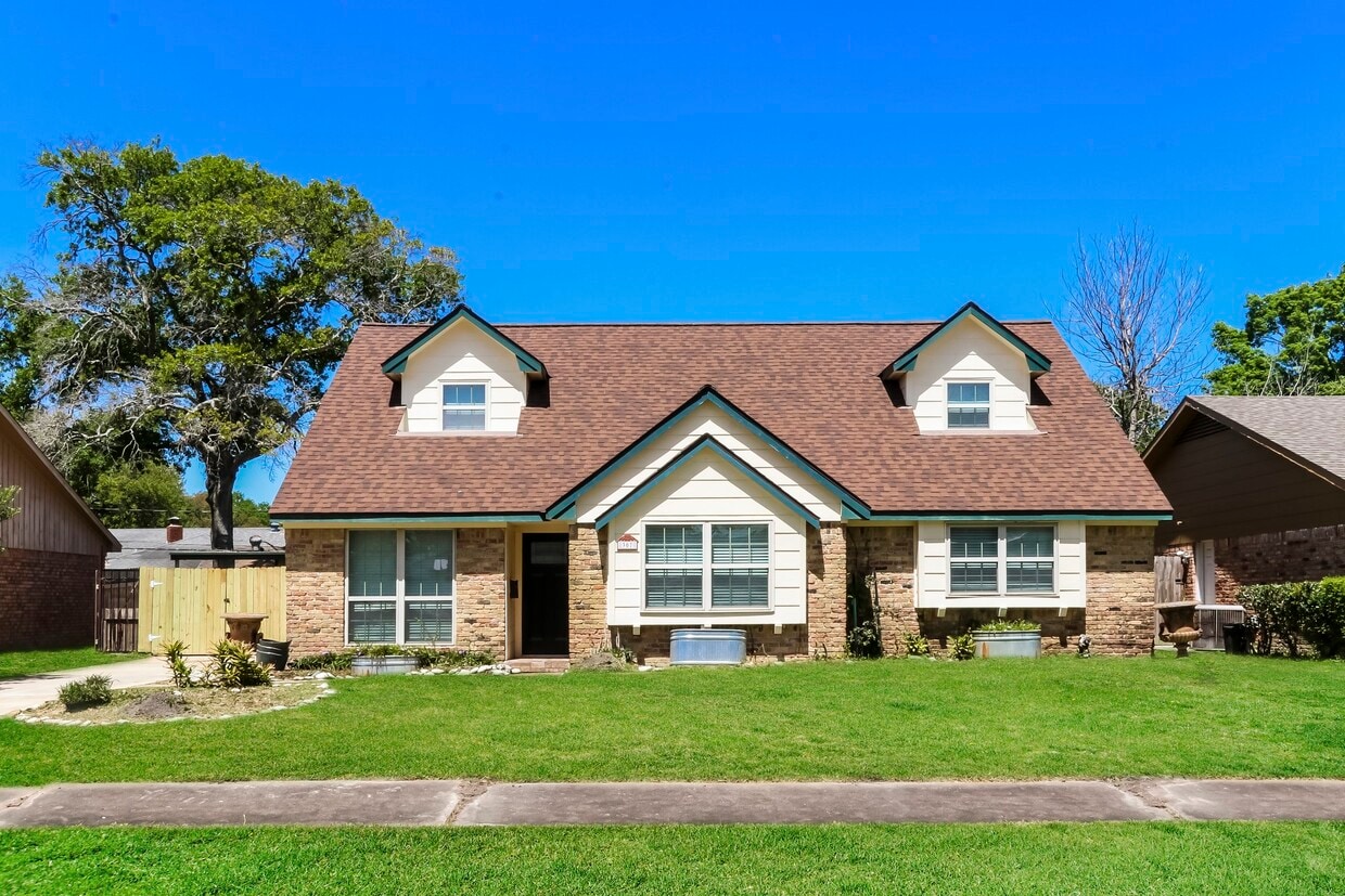 Primary Photo - 307 Coronation Dr