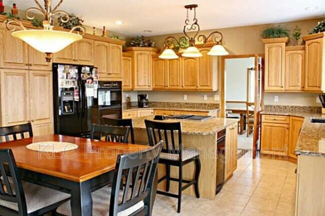 Building Photo - 704 SW Coventry Cir