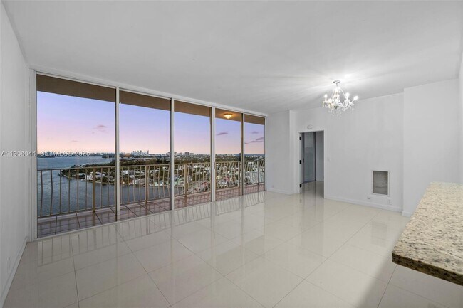 Foto del edificio - 7601 E Treasure Dr