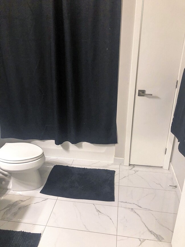 Building Photo - 690 King St W