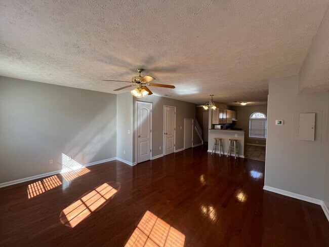 Building Photo - Nice 2 Bedroom, 2.5 Bath Townhome - Close ...