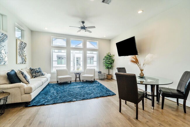 Foto del edificio - 5341 Donovan Gardens Ln