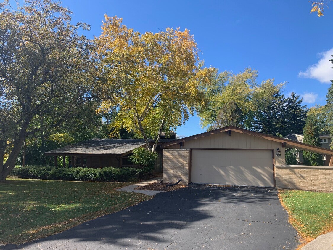 454 E Fox Dale Ct, Fox Point, WI 53217 House Rental in Fox Point, WI