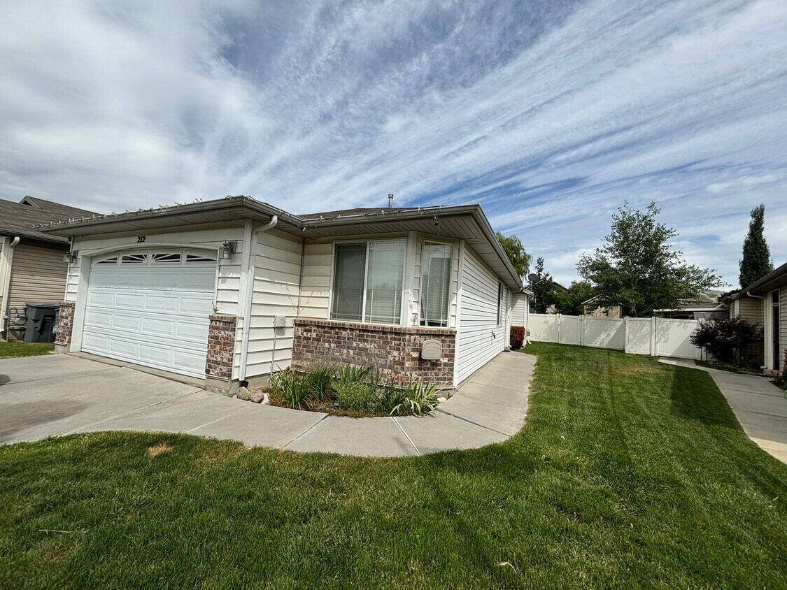 Primary Photo - Beautiful 3 bedroom 2 bath unit is a must ...