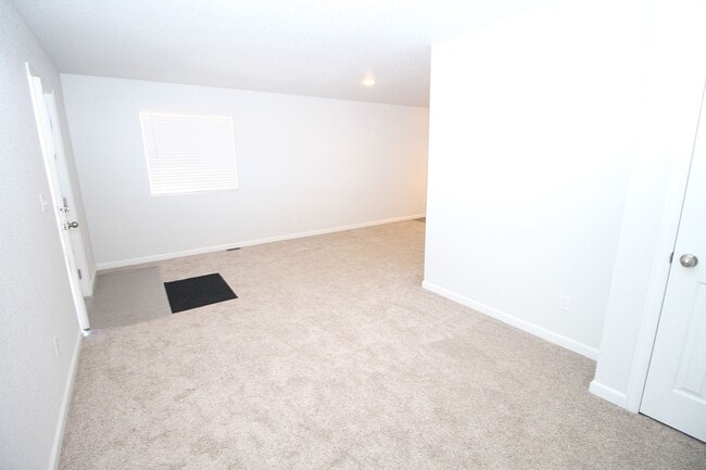 Building Photo - Brand new 3bdr 3bath duplex walking distan...