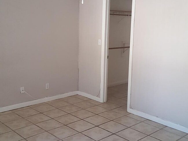 Building Photo - "Chic & Spacious 1-Bedroom Retreat with Gr...