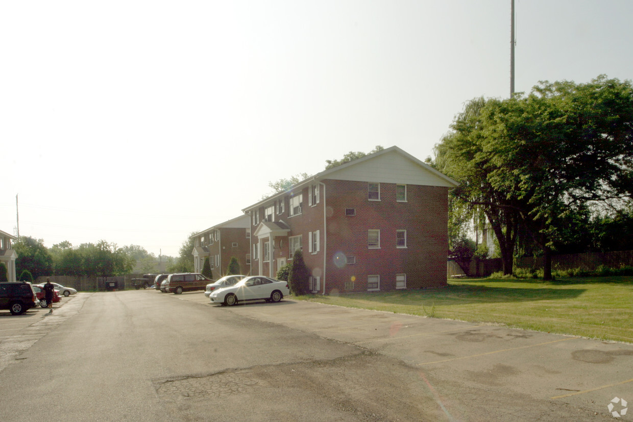 Building Photo - Bluffs West