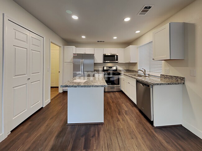 Foto del edificio - 6130 Peach Blossom Ln