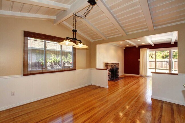 Building Photo - Adorable College Green 3 BDRM 2 BATH available early-mid January!