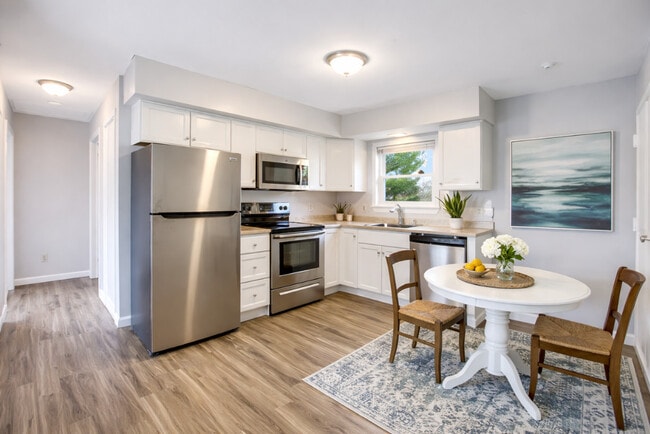 Kitchen and Eating Area - Enby Gardens