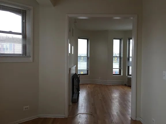 Building Photo - 902 W Belmont Ave