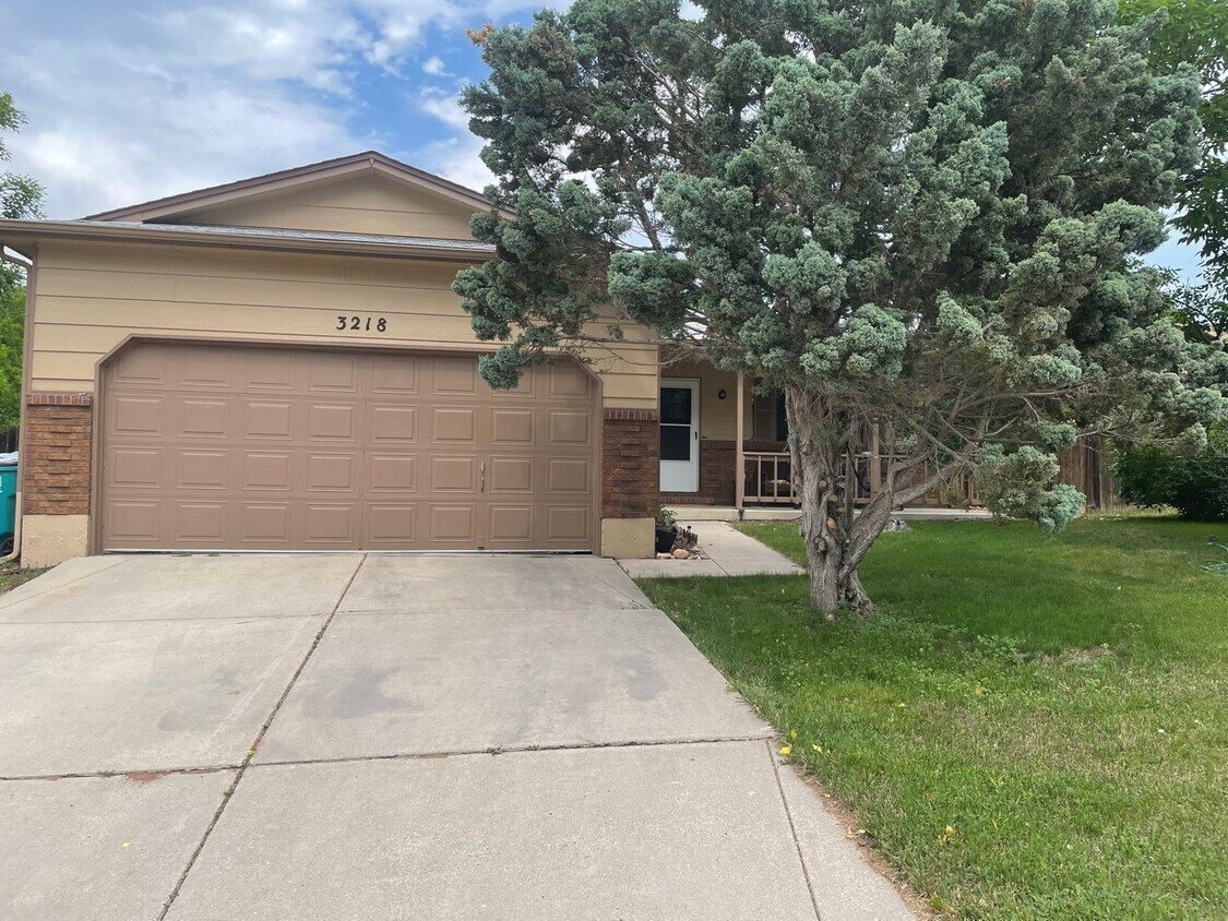 Primary Photo - Recently Updated 4 Bed 2 Bath House in For...