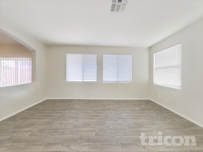 Foto del edificio - 42614 W Venture Rd