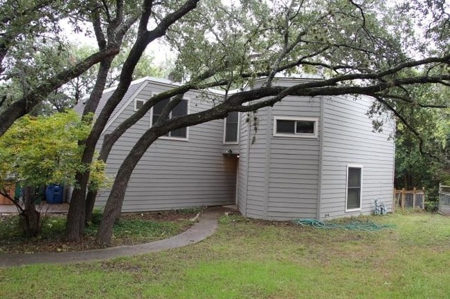 Building Photo - 6818 Thorncliffe Dr