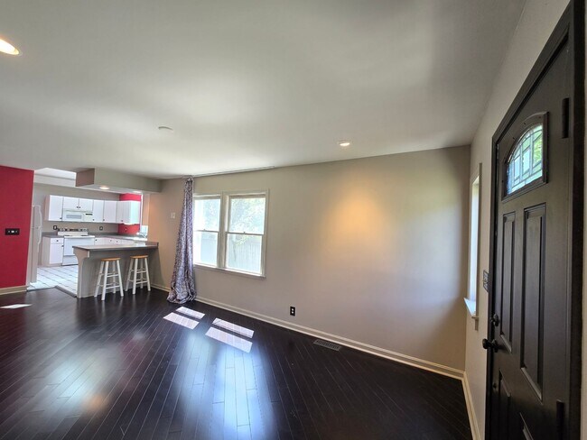 Building Photo - Welcome to this beautifully updated 3-bedr...