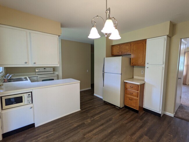 Building Photo - 483 Rushmore Ln