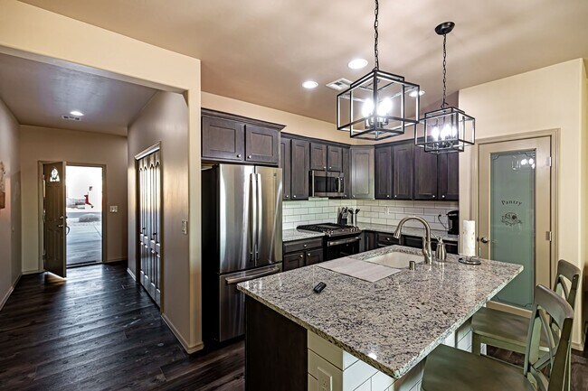 Foto del edificio - Fully Furnished