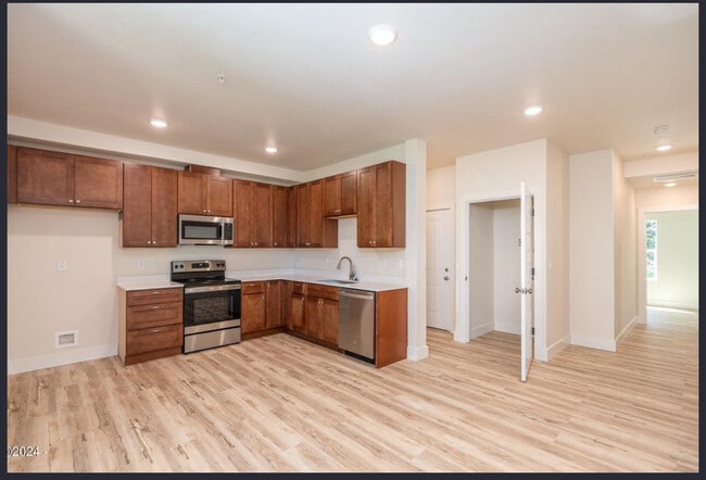 Building Photo - 2950 SW Coho St