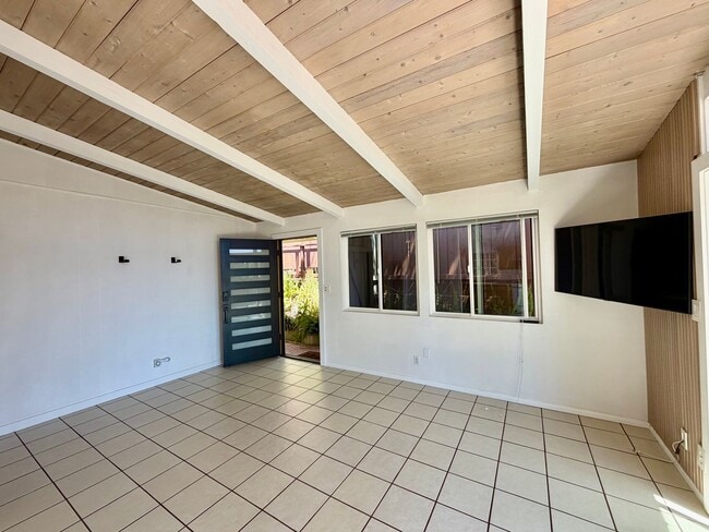 Building Photo - Mid Century Modern 2 bdrm 1 bath