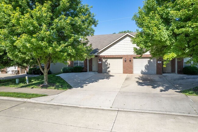 Foto del edificio - 701-703 Glenstone Dr.