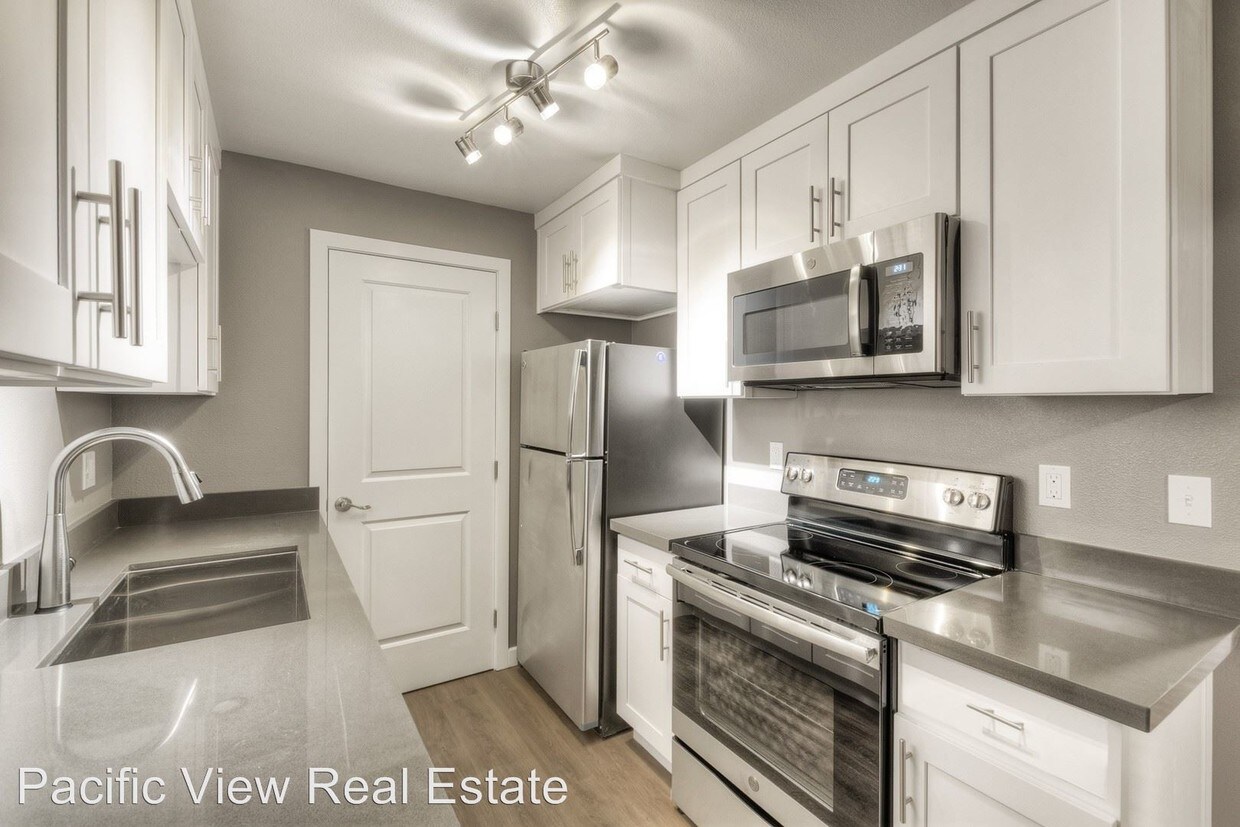 Primary Photo - 2020 Waverly Pl N