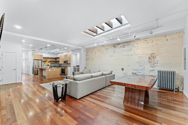 Foto del edificio - 330 Montgomery St