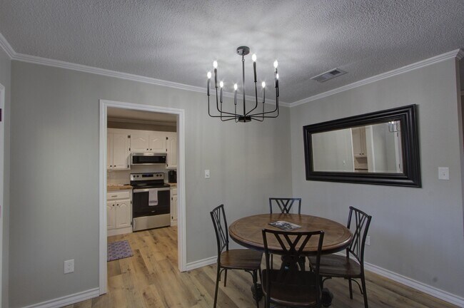 Foto del edificio - 5805 Sidney Dr