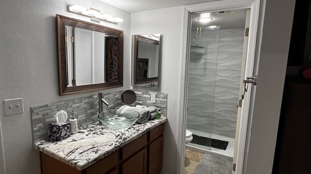 Baño completamente nuevo con accesorios de mármol y vidrio en suite. - 7777 E Main St