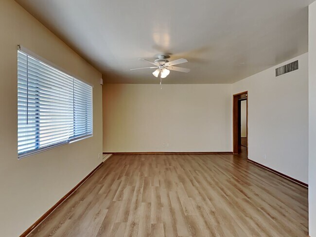 Building Photo - 2122 W Anderson Ave