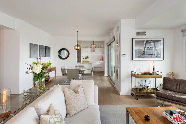 Foto del edificio - 838 N Doheny Dr