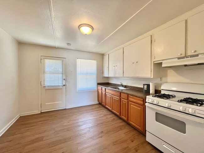 Building Photo - 2 Bedroom Home with Spacious Backyard
