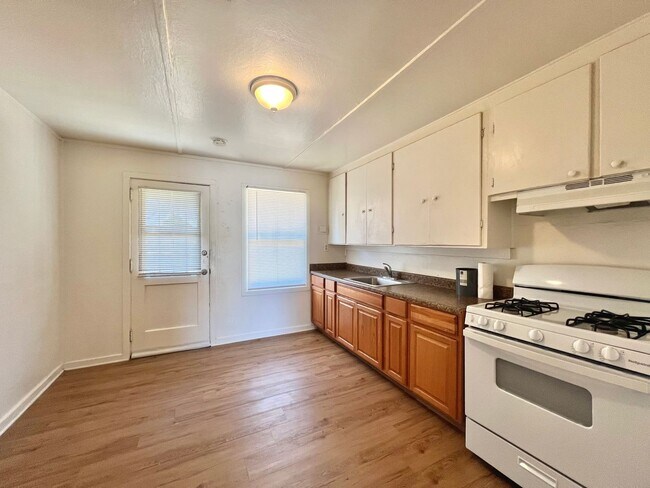 Foto del edificio - 2 Bedroom Home with Spacious Backyard