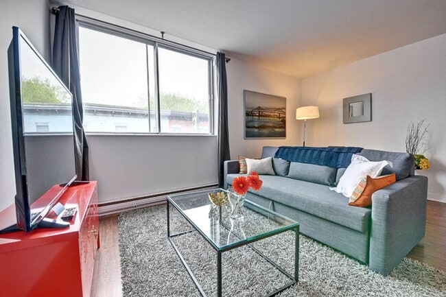 Photo du bâtiment - 1379 Rue Ontario E