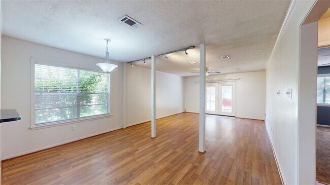 Building Photo - 2401 Cornell Dr