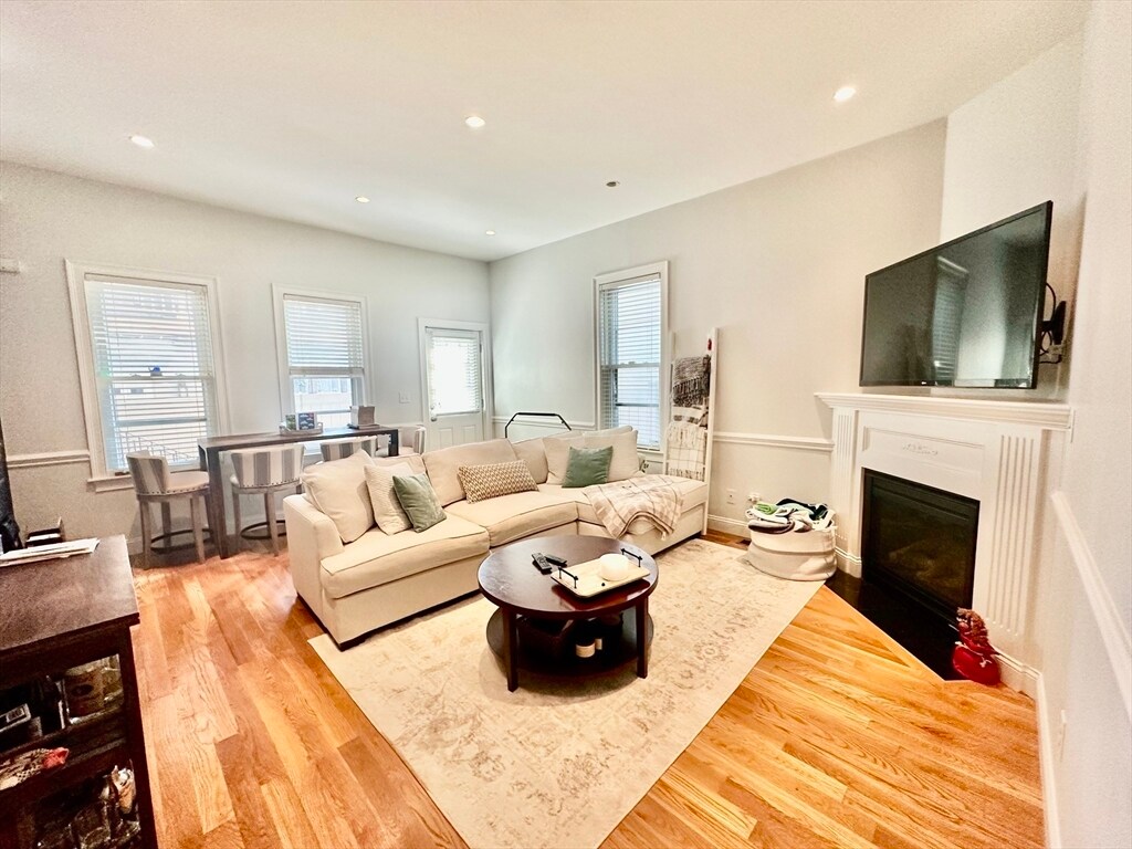 Foto principal - 357 W Fourth St