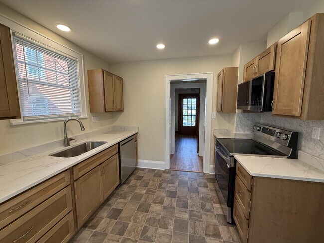 Building Photo - 324 E Main St