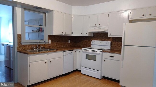 Building Photo - 408 Romancoke Rd