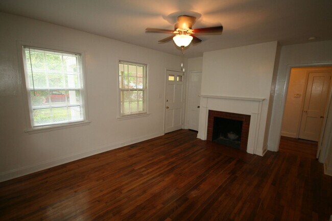 Building Photo - Adorable 2 Bedroom Home / All Appliances /...