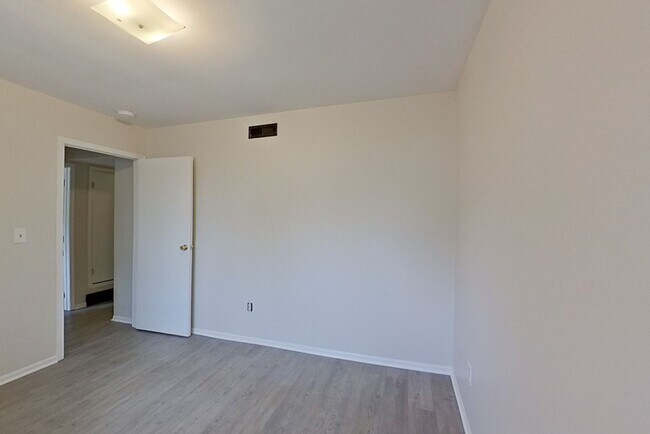 Foto del edificio - 2450-2452 Hiawatha St