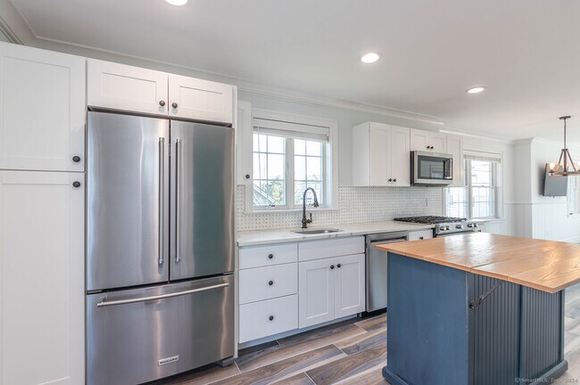 Foto del edificio - 1140 Fairfield Beach Rd