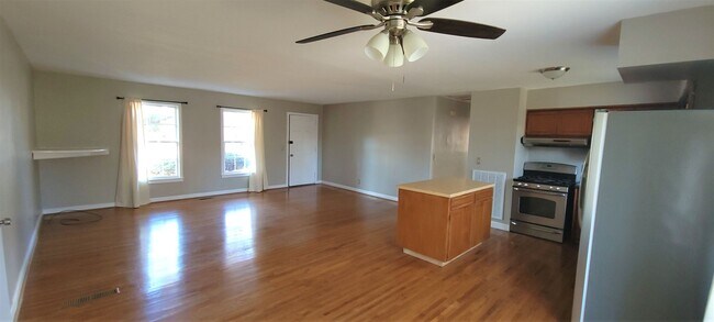 Building Photo - 4 Bedroom/ 1.5 Bath Brick Home for Rent in...